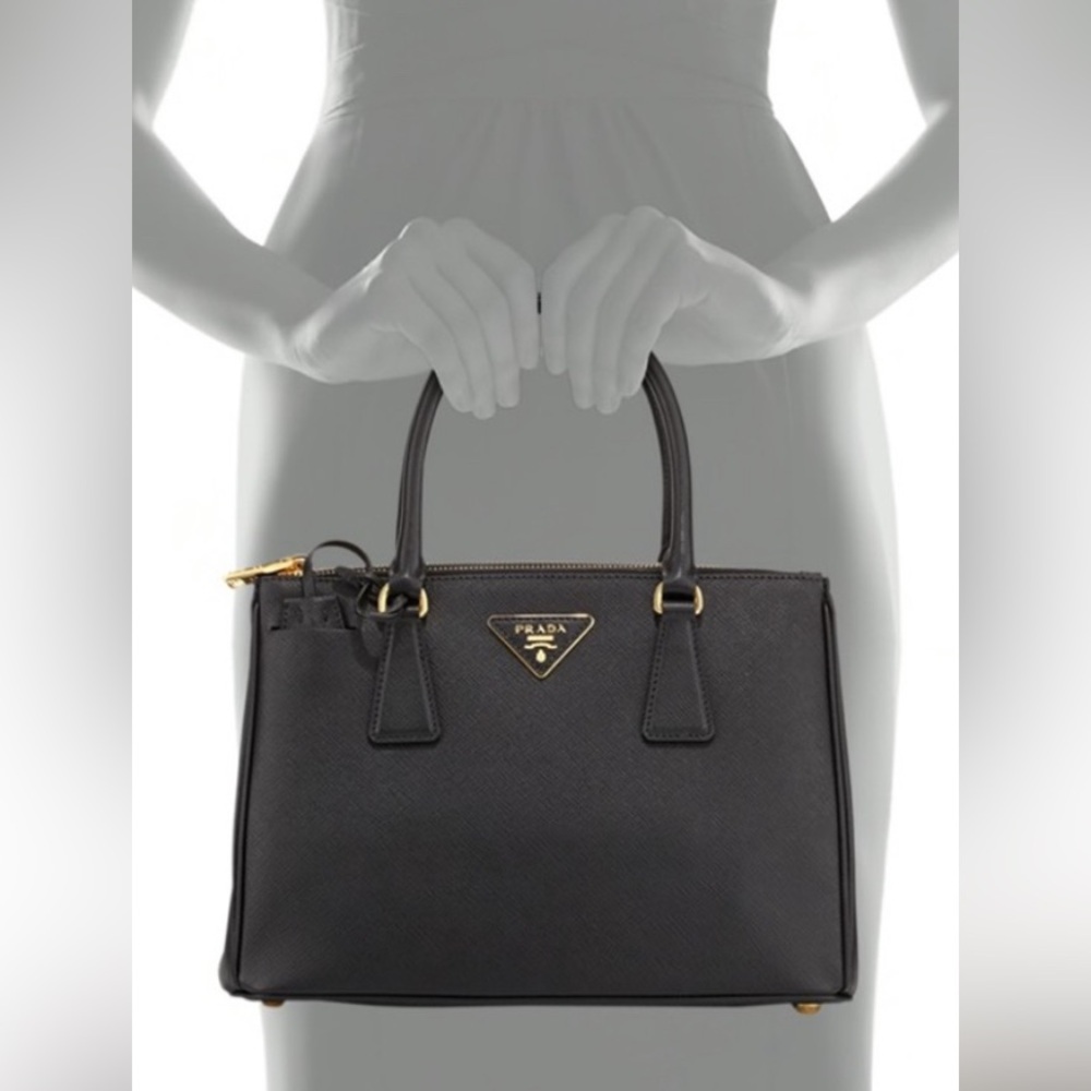 Prada Saffiano double zip tote, size medium  ! In great condition